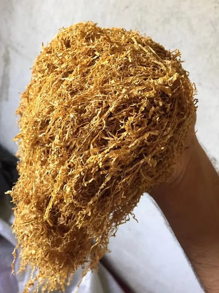 Tutun natural tăiat, de calitate, în mână